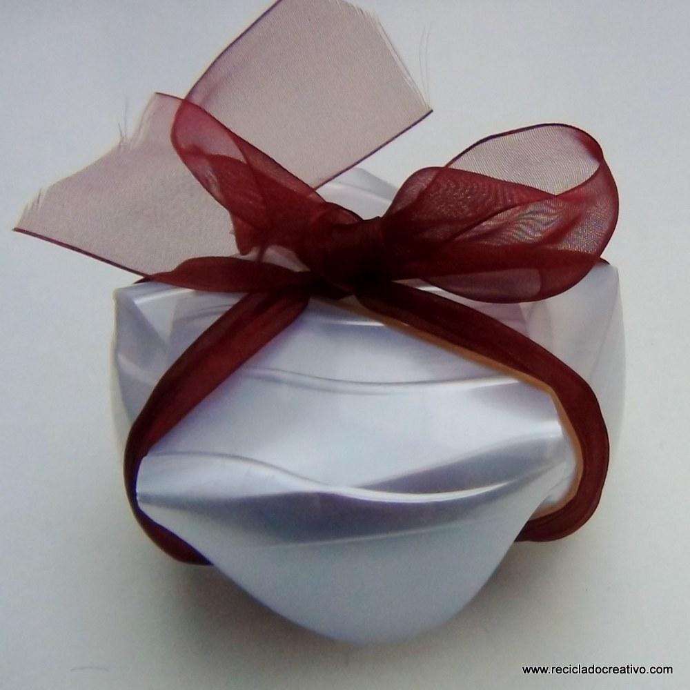 Caja de regalo reciclando la base de una botella de plástico