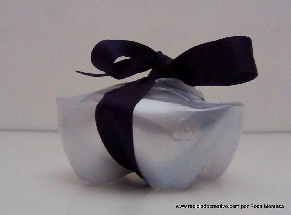 Caja de regalo reciclando la base de una botella de plástico