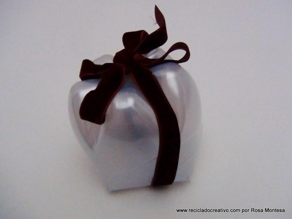 Caja de regalo reciclando la base de una botella de plástico