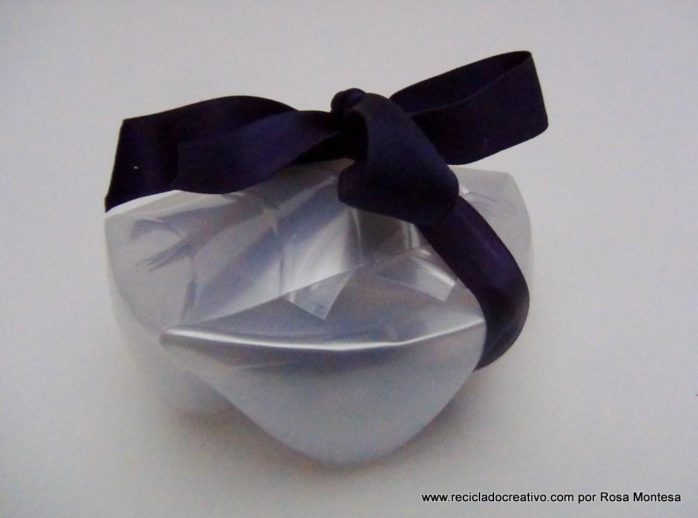 Caja de regalo reciclando la base de una botella de plástico