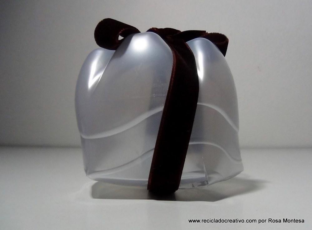 Caja de regalo reciclando la base de una botella de plástico