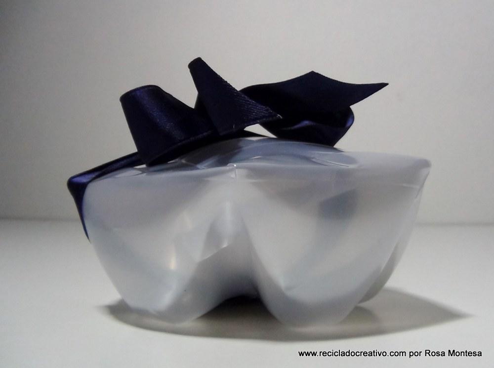 Caja de regalo reciclando la base de una botella de plástico