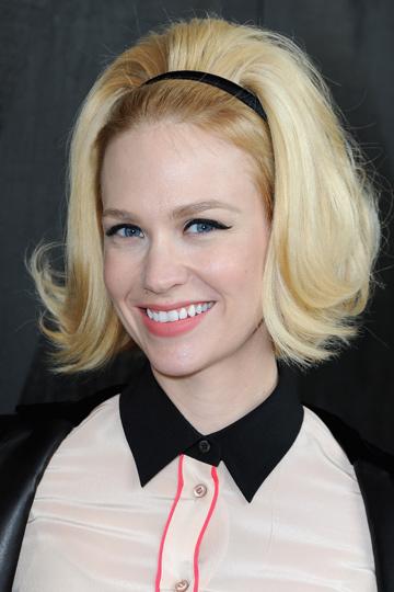 Melena midi años 60 con diadema y puntas hacia fuera