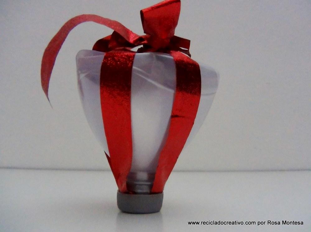 caja de regalo con forma de copa con una botella de plástico reciclada