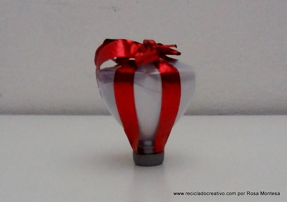 caja de regalo con forma de copa con una botella de plástico reciclada