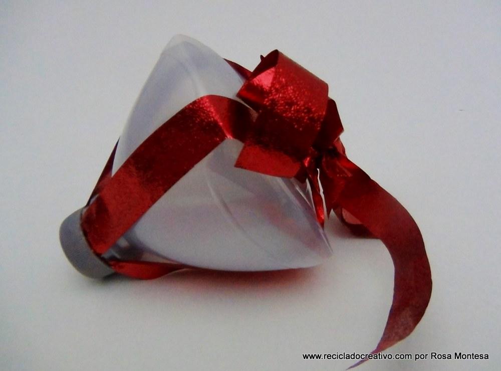 caja de regalo con forma de copa con una botella de plástico reciclada