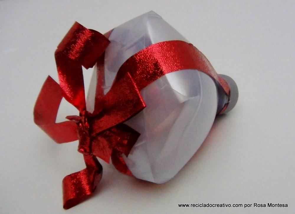 caja de regalo con forma de copa con una botella de plástico reciclada