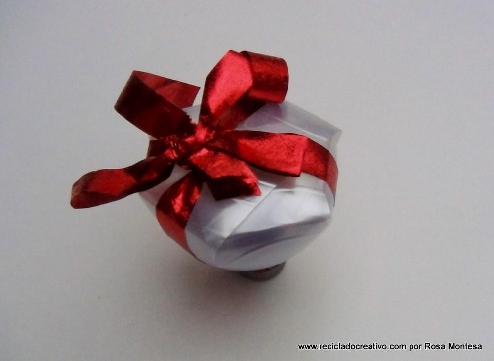 caja de regalo con forma de copa con una botella de plástico reciclada