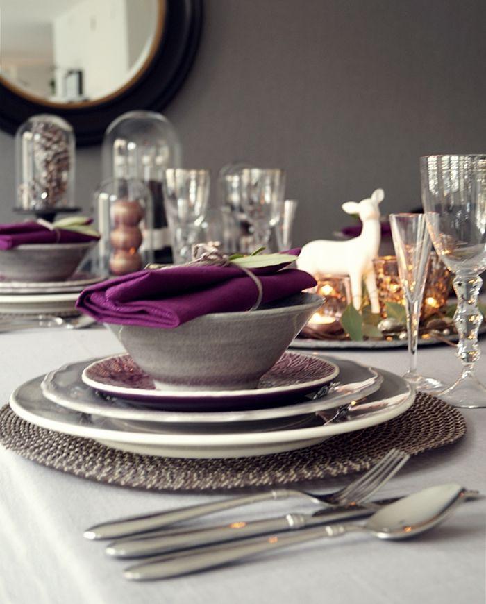 Ideas para poner la mesa en Navidad, añade color purpura y color.