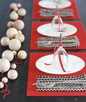 Mesa decorada en rojo y con toques en blanco y negro