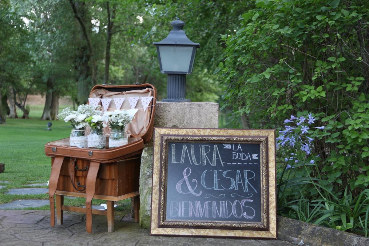 colores-de-boda-4-bienvenida-pizarra-maleta-laura-cesar