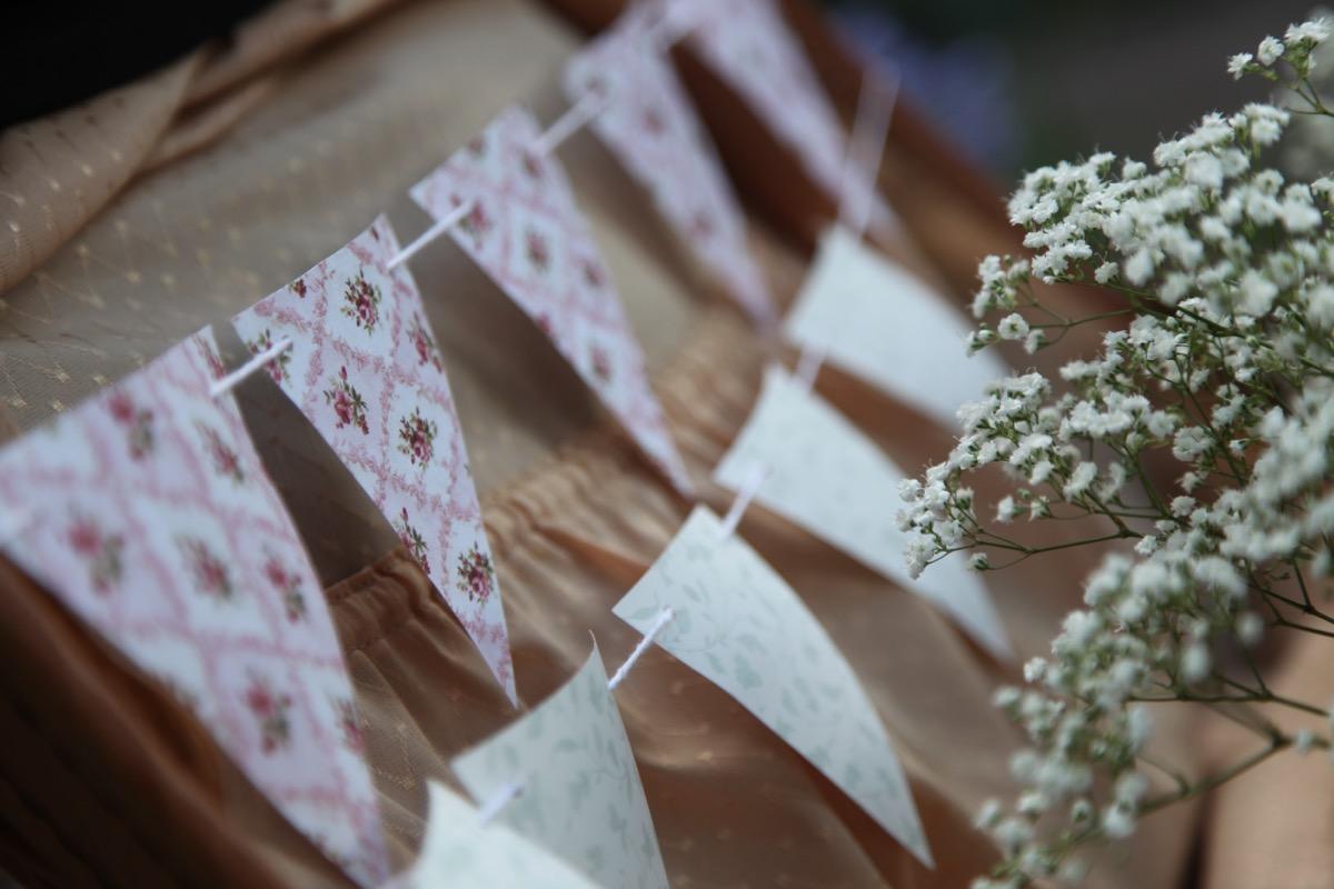 colores-de-boda-6-bienvenida-banderitas-laura-cesar