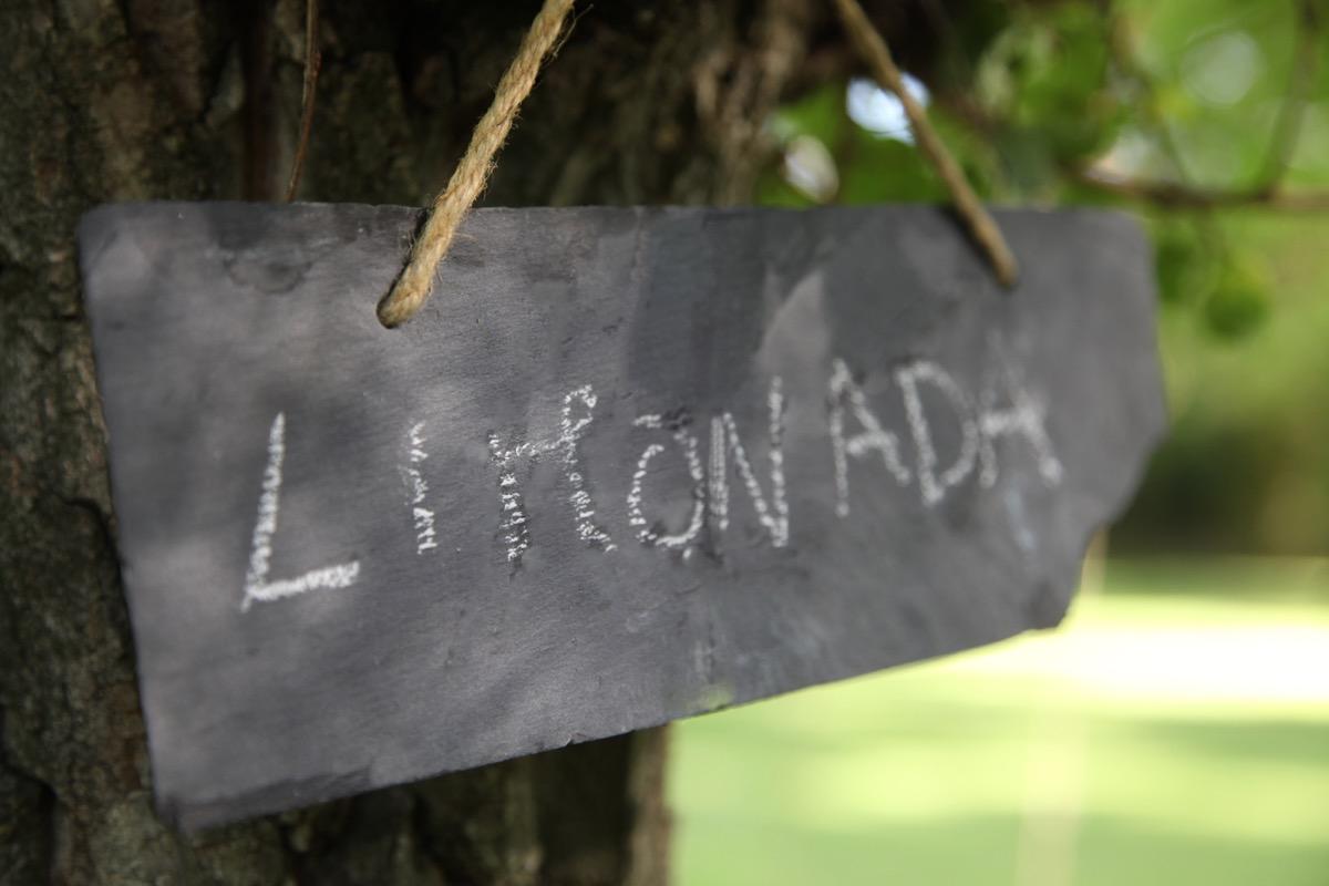 colores-de-boda-8.4-puesto-limonada-pizarra