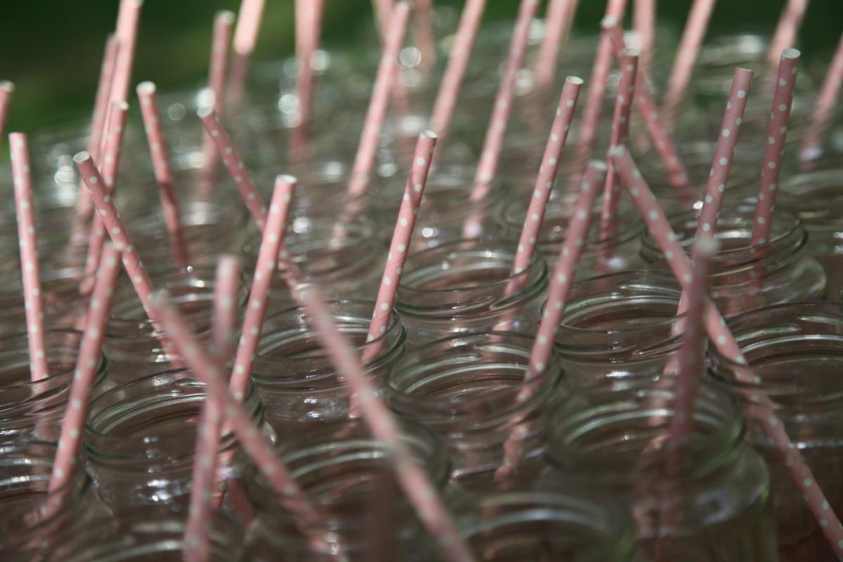 colores-de-boda-8.9-vasos-pajitas-papel-rosas