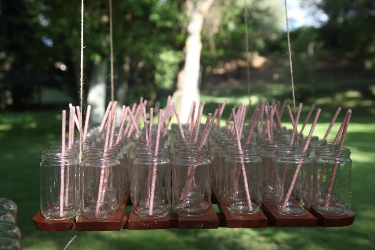 colores-de-boda-8.10-madera-suspendida-vasos-puesto-limonada