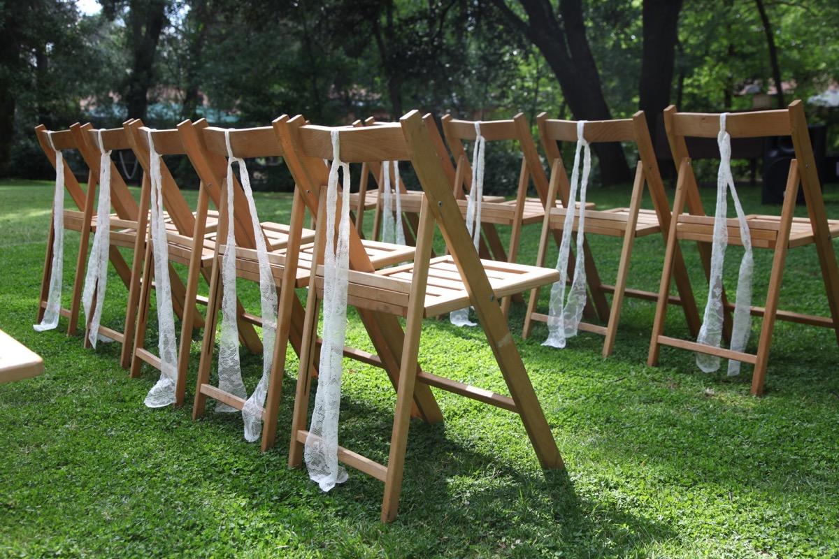 colores-de-boda-10-sillas-madera-encaje-laura-cesar