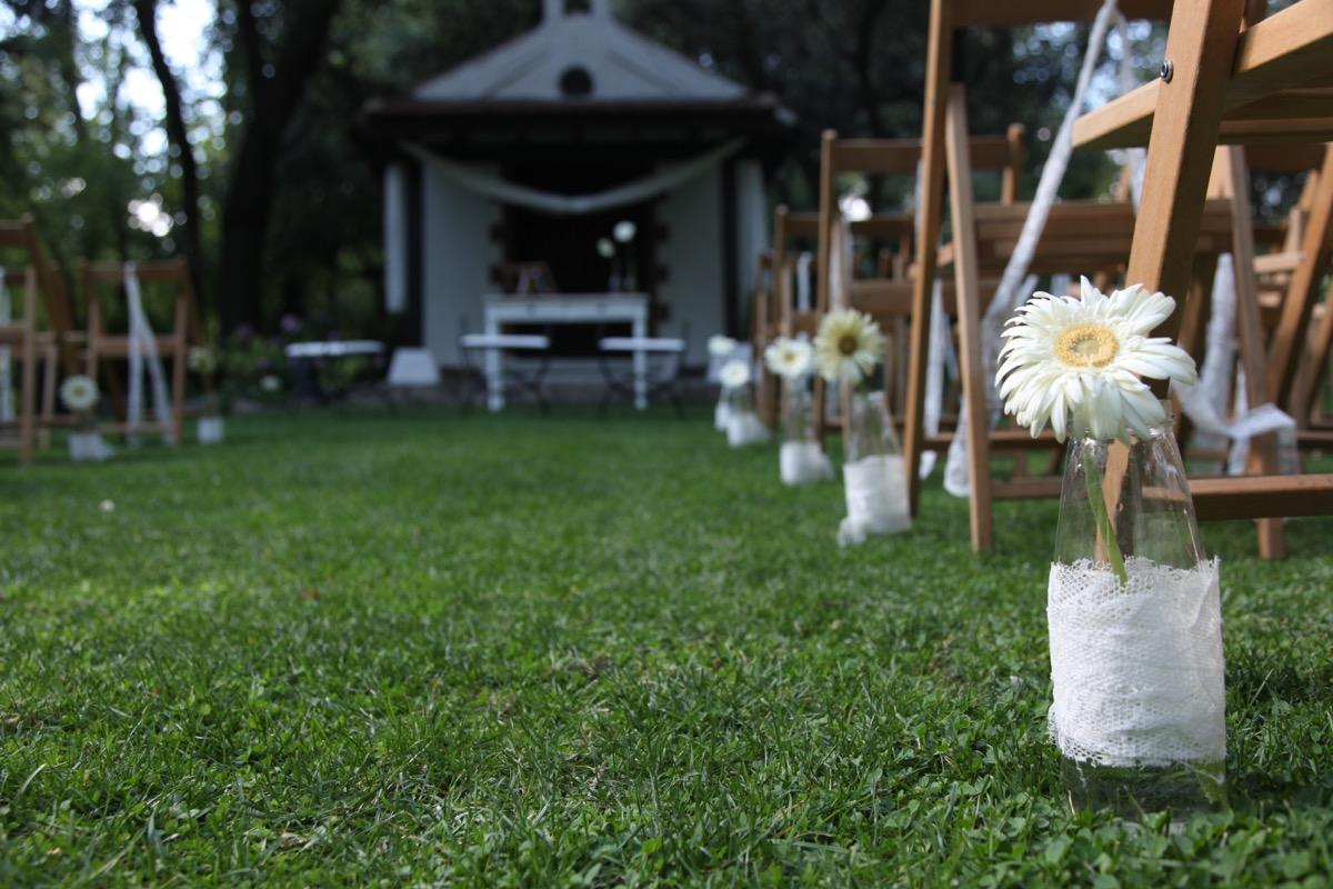 colores-de-boda-12-pasillo-botellas-encaje-gerbera-laura-cesar