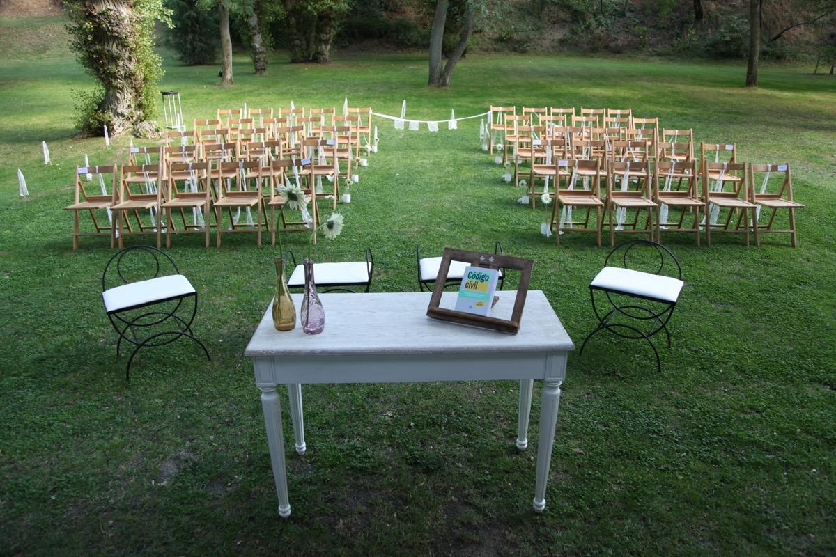 colores-de-boda-20-ceremonia-sillas-madera-laura-cesar