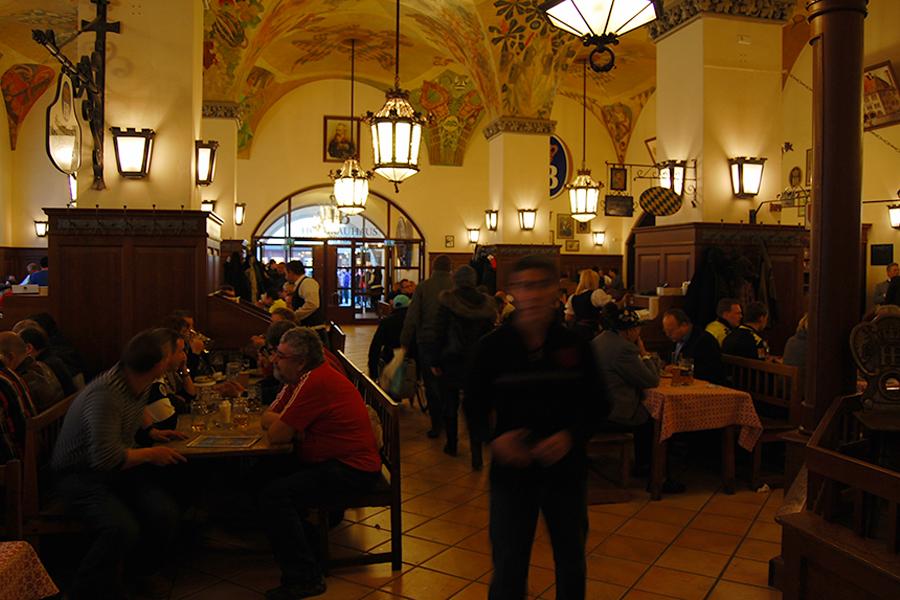 Interior del restaurante Hauxnbauer. Conviene reservar si vas un sábado a mediodía (no tanto el domingo) o tener un poco de paciencia para esperar una mesa.