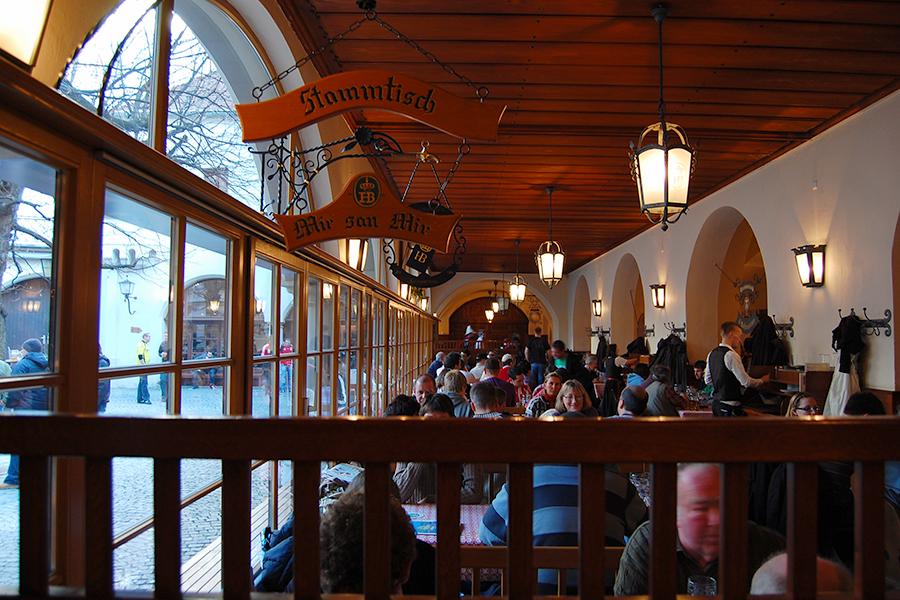 Interior de la cervecería Hofbräuhaus, en la que a pesar de su gran capacidad tendrás problemas para encontrar sitio en hora punta.