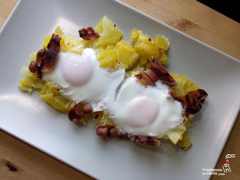 Huevos rotos con bacon y patatas - Yaestamosencasita.com