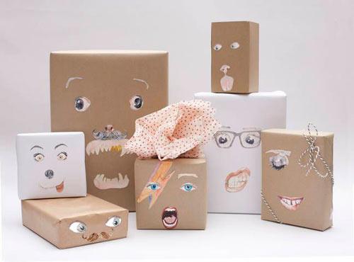 papel de regalo original hecho con recortables de caras