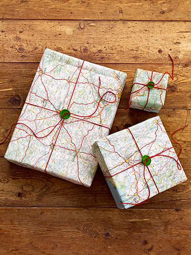 papel de regalo original hecho con un mapa y un botón