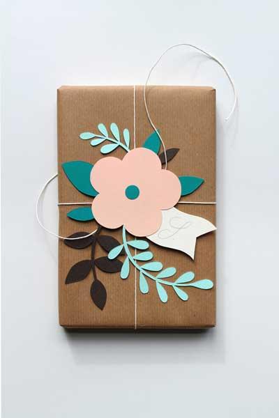 idea para envolver regalos de forma original con flores