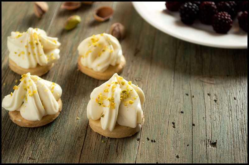 Canapé-de-mora-con-queso-de-cabra