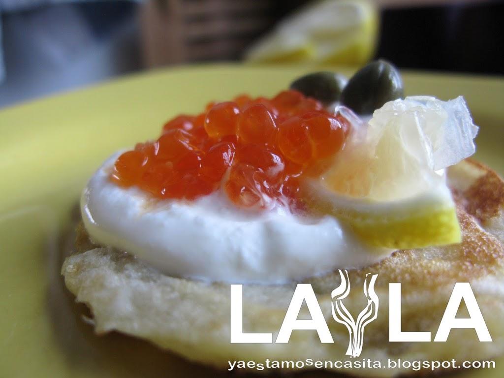 Mini blinis con caviar rojo