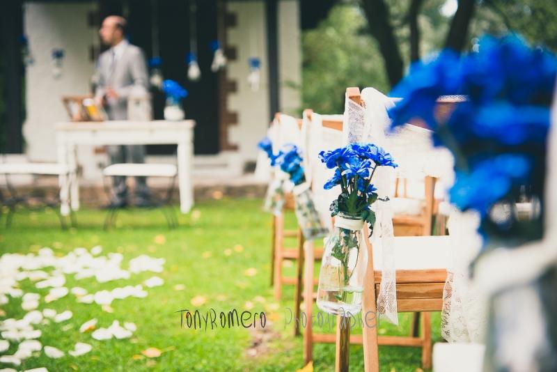 colores-de-boda-21-pasillo-nupcial-botellas-azules