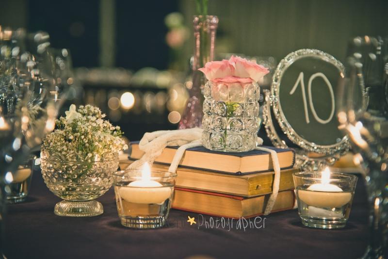 colores-de-boda-62-centro-mesa-libros-flor-espejo