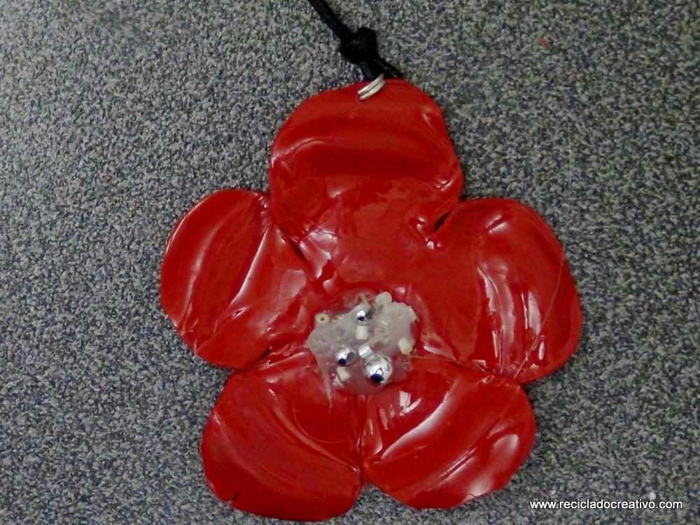 Flor roja realizada con la base de una botella de plástico