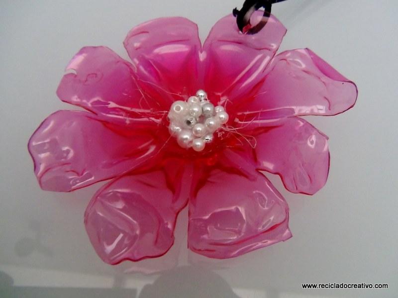 colgante con forma de flor realizado reciclando la base de una botella de plastico reciclada. reciclado creativo. rosa moontesa