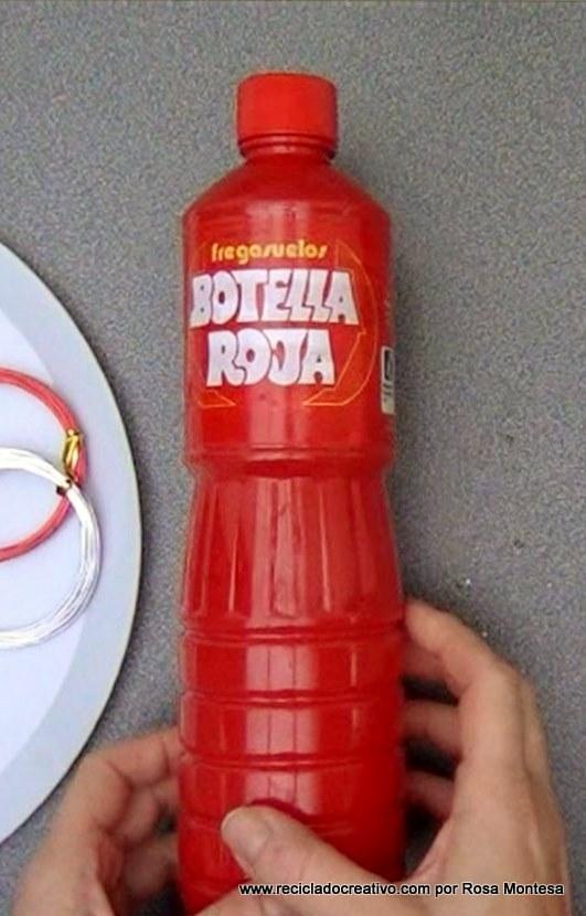 colgante y pendientes de color rojo con una botella de pllástico