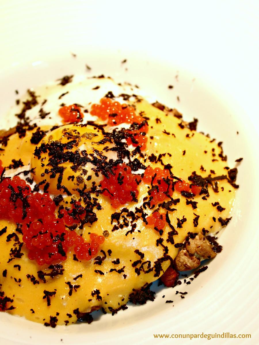 Casi revolconas con caviar de pimentón y huevo poché