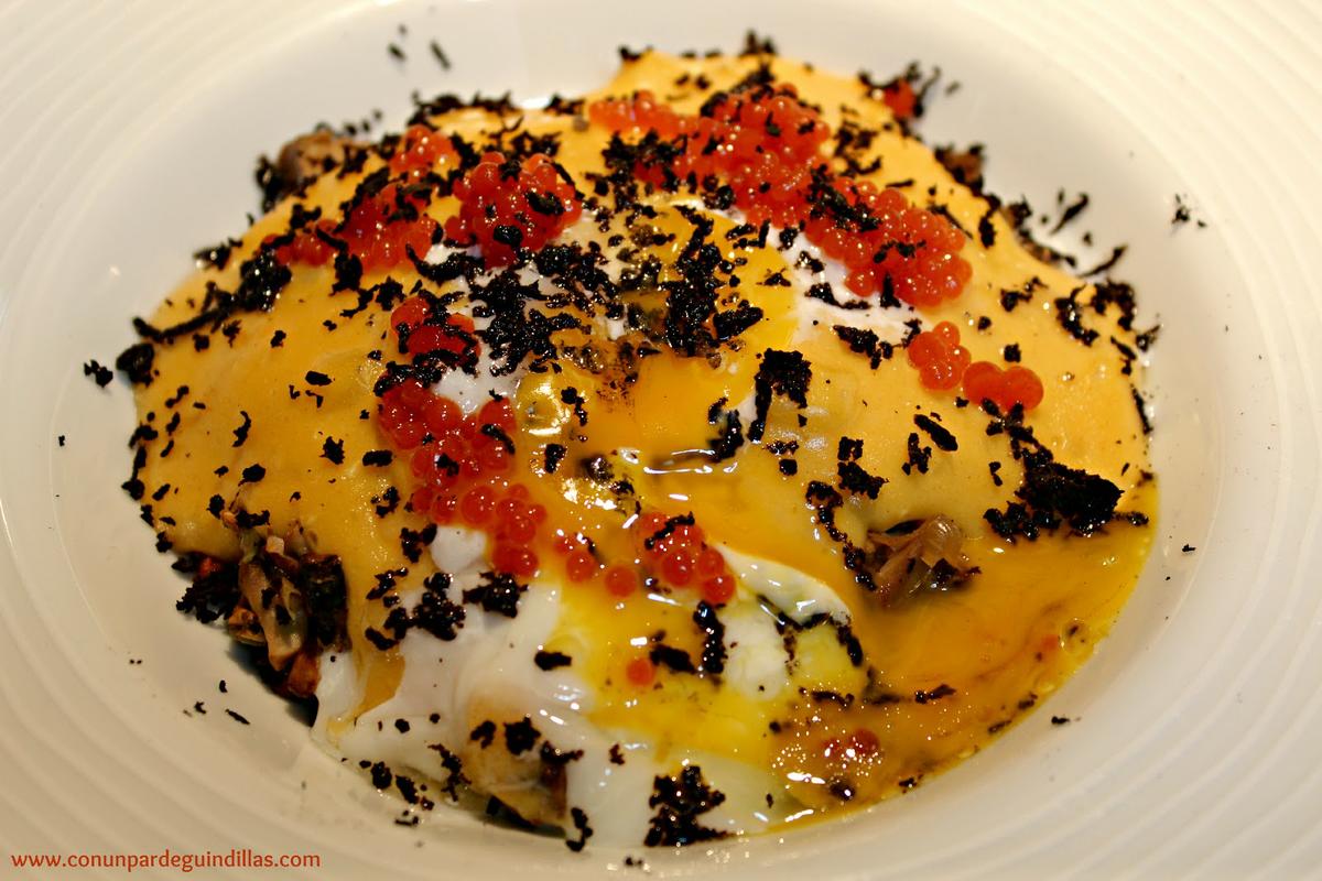 Casi revolconas con caviar de pimentón y huevo poché
