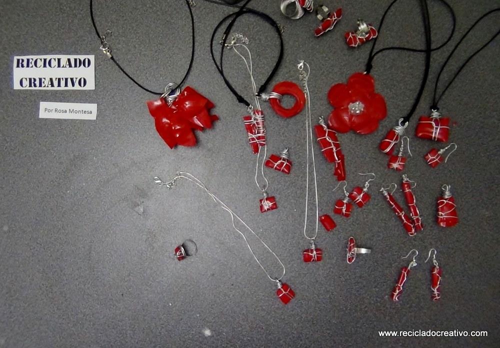 colgante y pendientes de color rojo con una botella de pllástico
