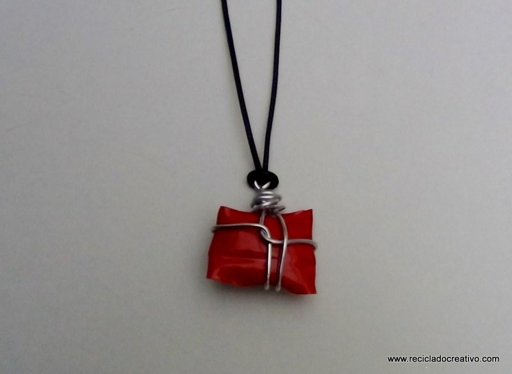 colgante de color rojo con una botella de pllástico