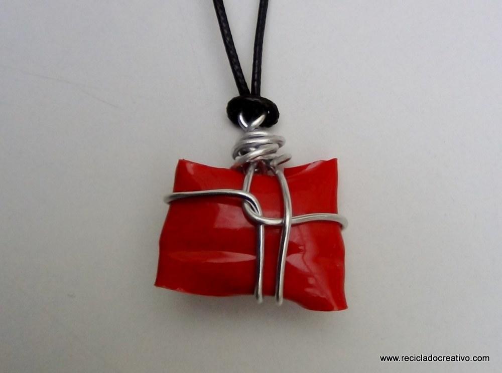 Bisutería en color rojo, realizada reciclando botellas de plástico