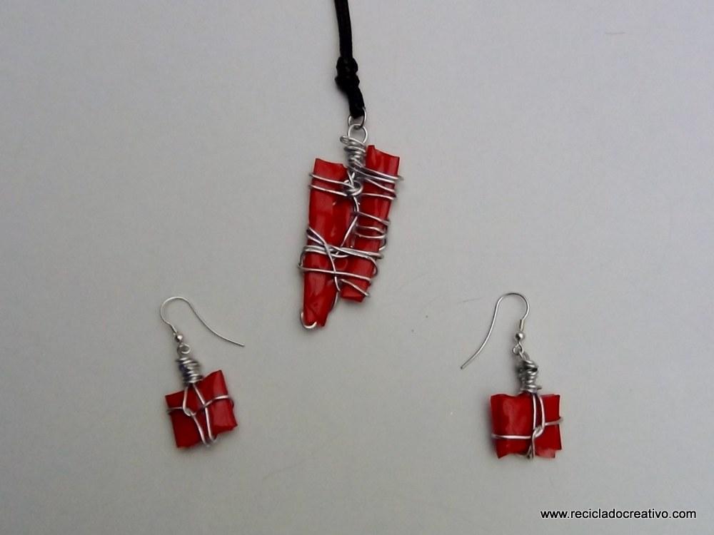 colgante y pendientes de color rojo con una botella de pllástico