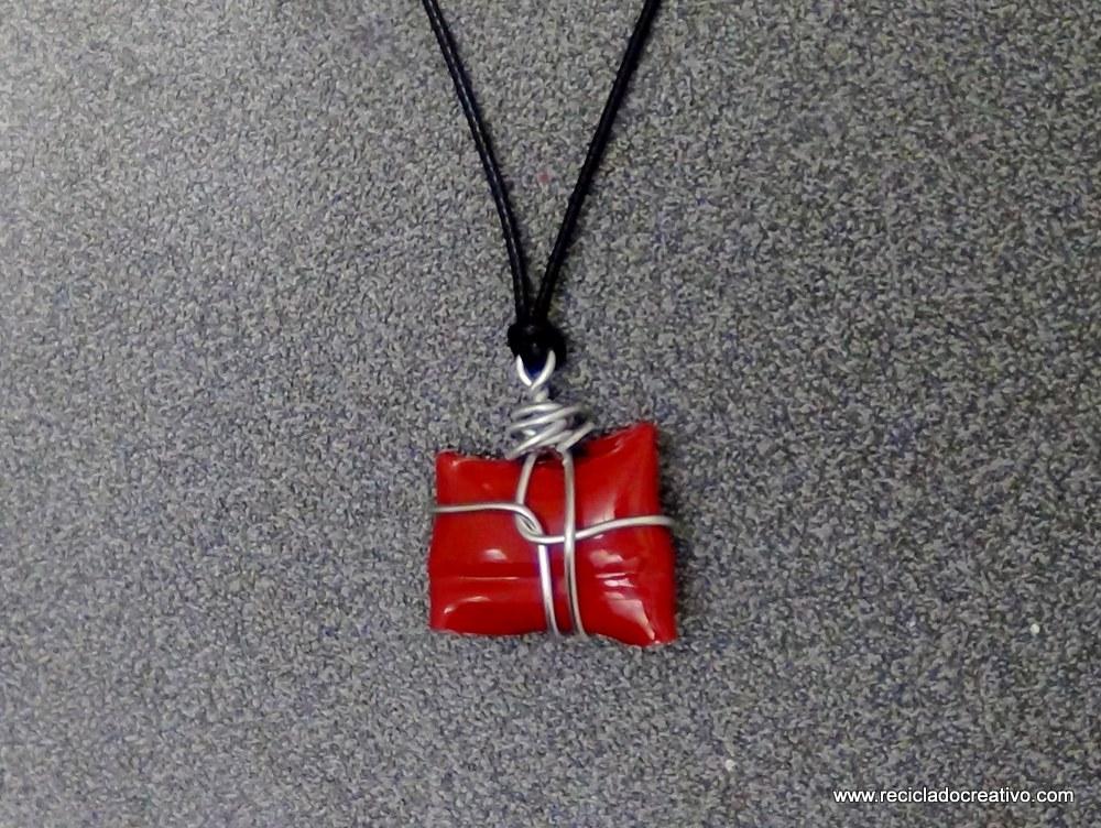 Bisutería en color rojo, realizada reciclando botellas de plástico