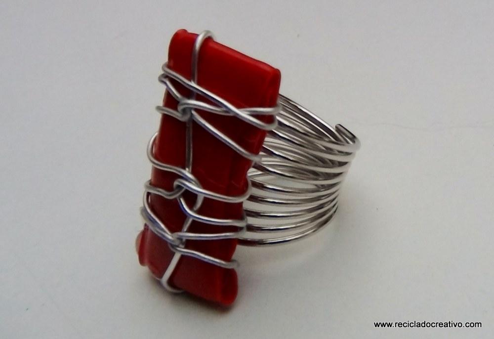 anillo con una botella de plástico