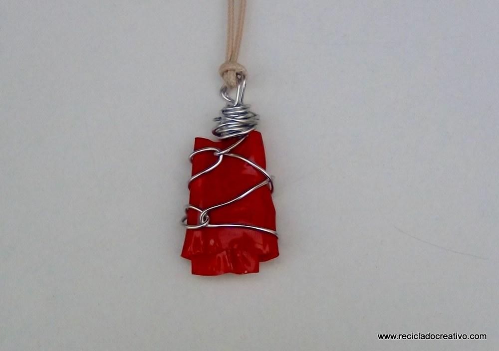 colgante de color rojo con una botella de pllástico