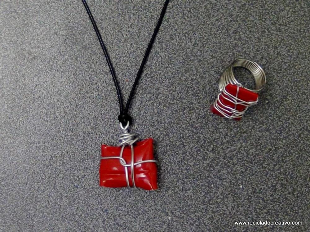 Bisutería en color rojo, realizada reciclando botellas de plástico