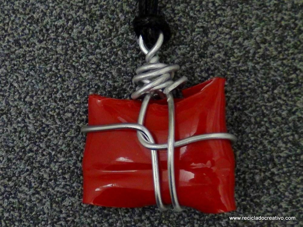 Bisutería en color rojo, realizada reciclando botellas de plástico