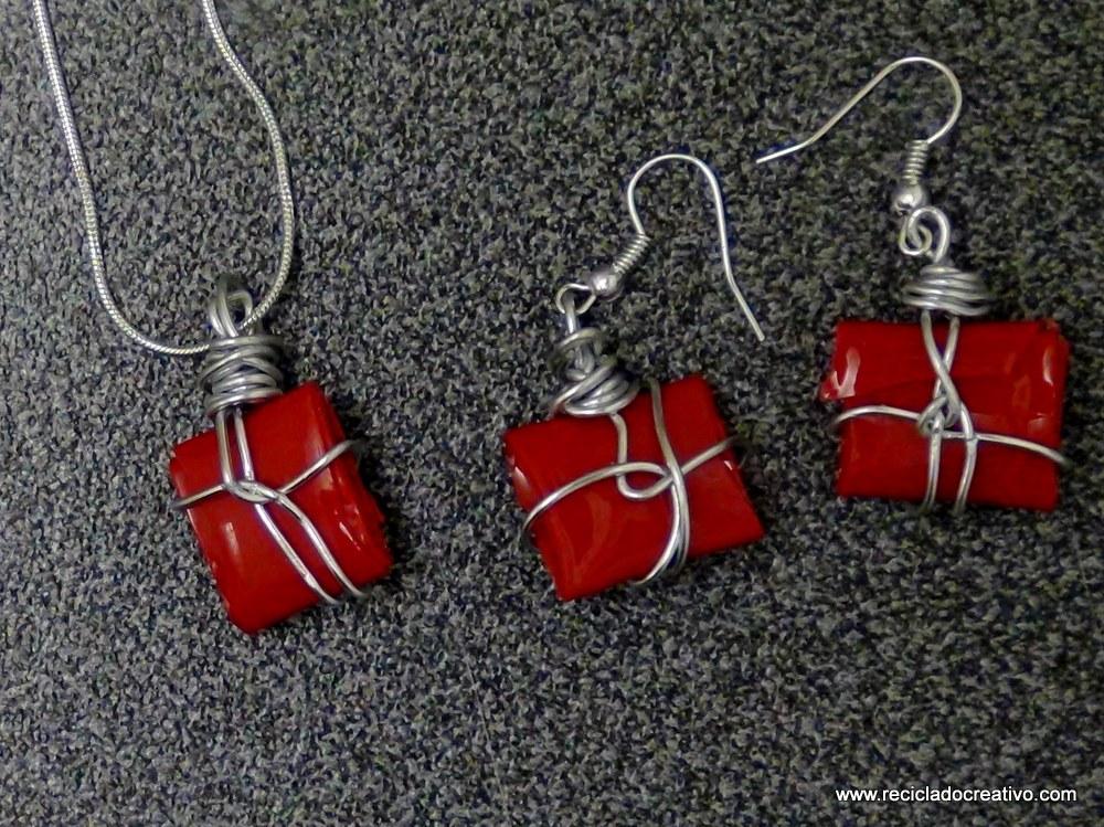 Bisutería en color rojo, realizada reciclando botellas de plástico