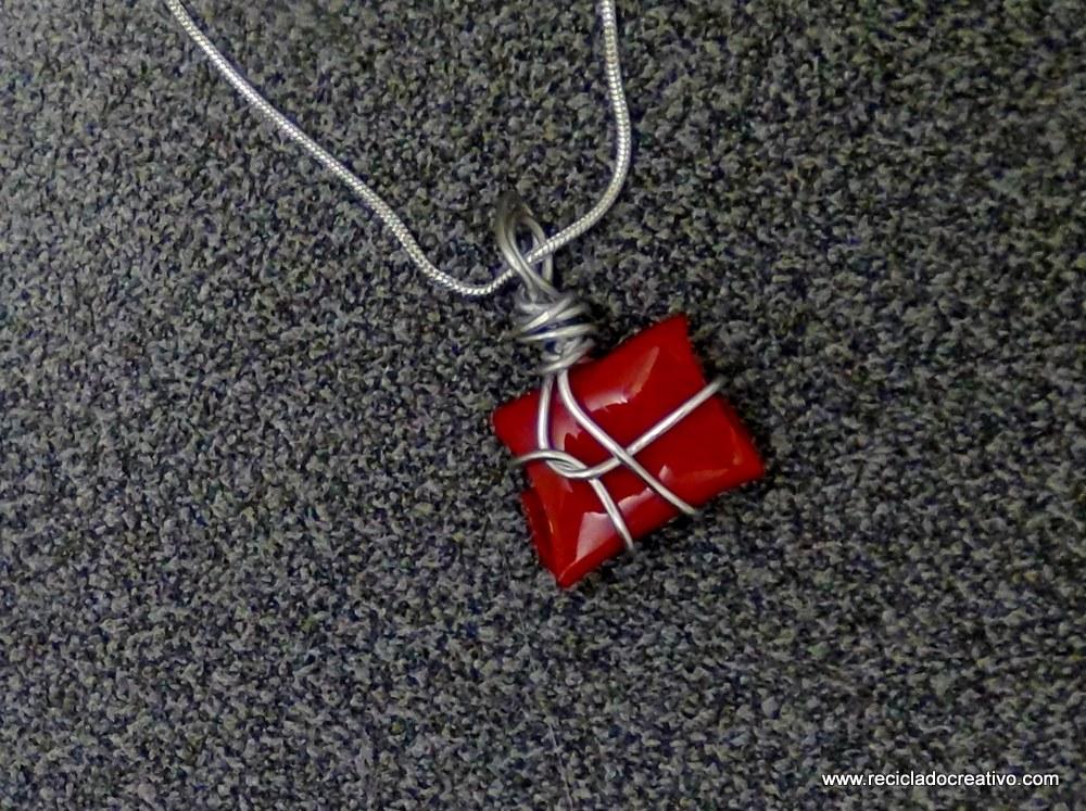Bisutería en color rojo, realizada reciclando botellas de plástico