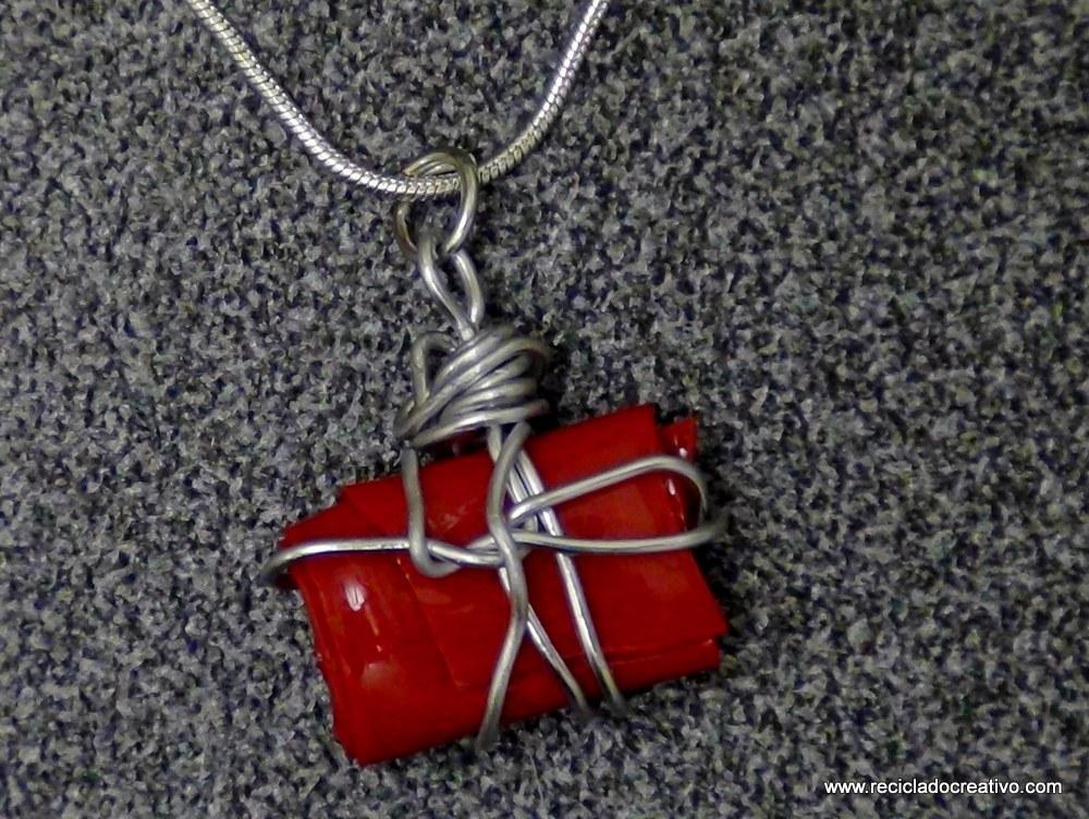 Bisutería en color rojo, realizada reciclando botellas de plástico