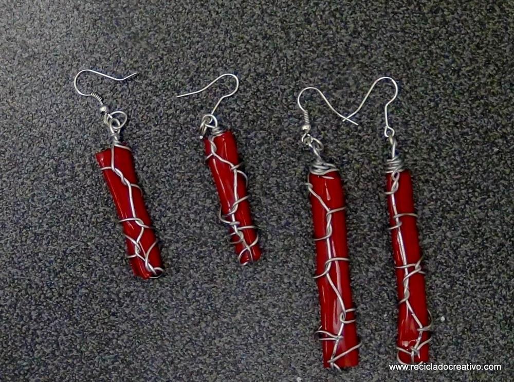 Bisutería en color rojo, realizada reciclando botellas de plástico